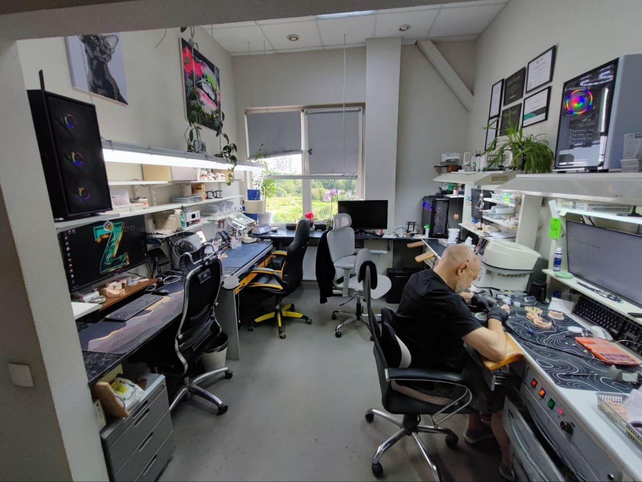 Рабочие места техников в лаборатории Zetta Lab